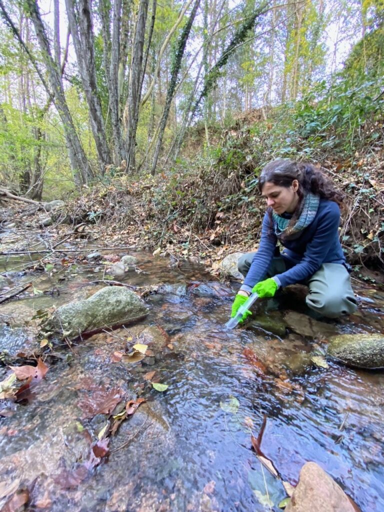 la-investigadora-anna-lupon-fent-treball-de-camp
