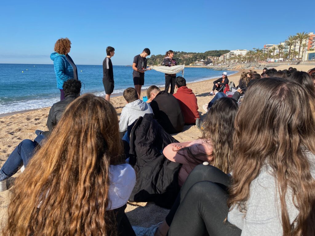 Investigadora-Elisabet-Alacid-explicant-com-realitzar-el-treball-de-camp-als-alumnes-institut-rocagrossa-lloretdemar